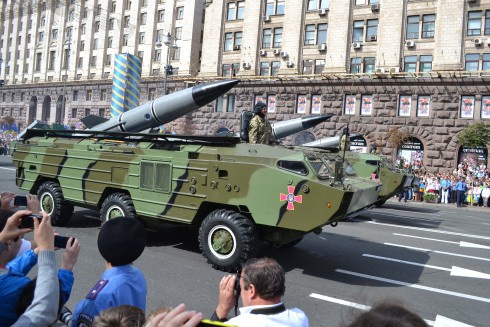 РНБО: техніка з київського параду вже прибула в зону АТО - фото