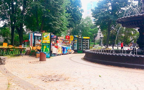 З Маріїнського парку у Києві прибрали торгові намети - фото