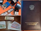 У військкоматі в Сумах, отримуючи гроші від призовників, записували їх прізвища у записник з гербом РФ