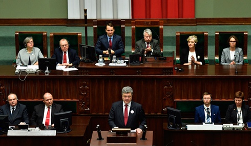 Порошенко обіцяє внести до ВР законопроект про відмову від позаблокового статусу - фото
