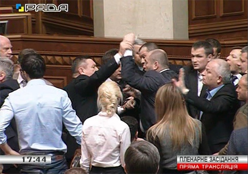«Сядь, тут тобі не Майдан!» - викрикнув у ВР депутат від Порошенка сотнику Парасюку - фото