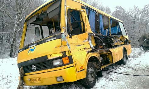 На Сумщині шкільний автобус зіткнувся з вантажівкою - фото