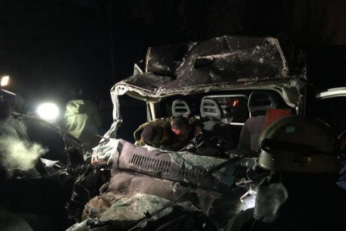 Терористи на джипі протаранили автобус з робочими, є загиблі - фото