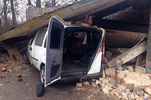 На Львівщині автомобіль влетів в зупинку, загинули п’ятеро людей - фото
