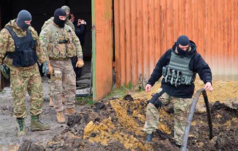 На Луганщині відкопали контрабандний нафтопровід - фото