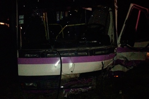 На Львівщині легковик врізався в пасажирський автобус, є постраждалі - фото