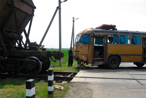 Рейсовий автобус зіткнувся з потягом – загинула 1 людина, 5 травмовані - фото
