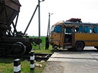 Рейсовий автобус зіткнувся з потягом – загинула 1 людина, 5 травмовані