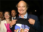 Французький сенатор в Криму приміряв футболку «Обама, ти чмо»