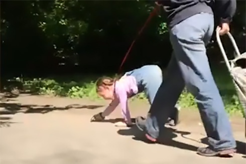 Маленьку дівчинку вигулювали на повідку як собаку - фото