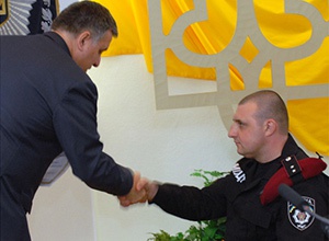 Аваков нагородив квартирою беркутівця, який трощив машини на Кріпосному провулку - фото