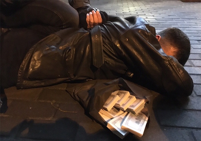 В Києві прокурора затримали на хабарі 150 тис доларів - фото