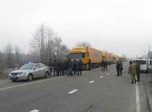 Російські вантажівки інколи прориваються через блокпости активістів - фото