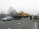 Російські вантажівки інколи прориваються через блокпости активістів