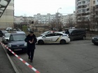 З автомобіля тричі вистрелили в чоловіка біля багатоповерхівок Дарницького району