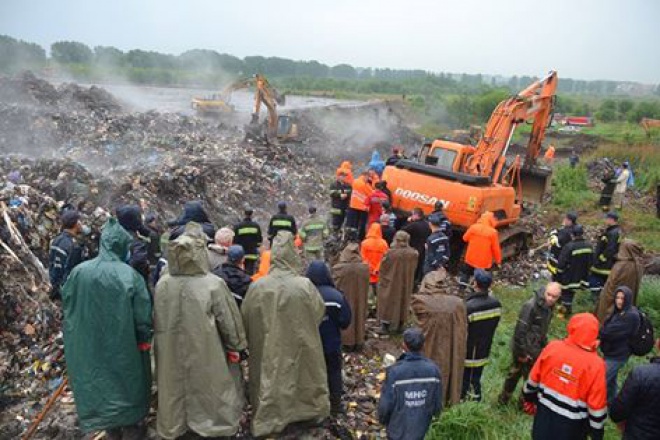 На Грибоветському сміттєзвалищі знайшли двох загиблих рятувальників - фото