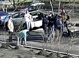 У Києві патрульні поліцейські побили чоловіка, який їх викликав (відео) - фото