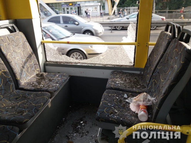 У Києві чоловік влаштував стрілянину в тролейбусі - фото