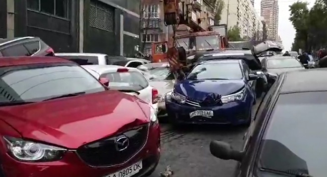 В Києві автокран зім’яв штук 15 авто - фото