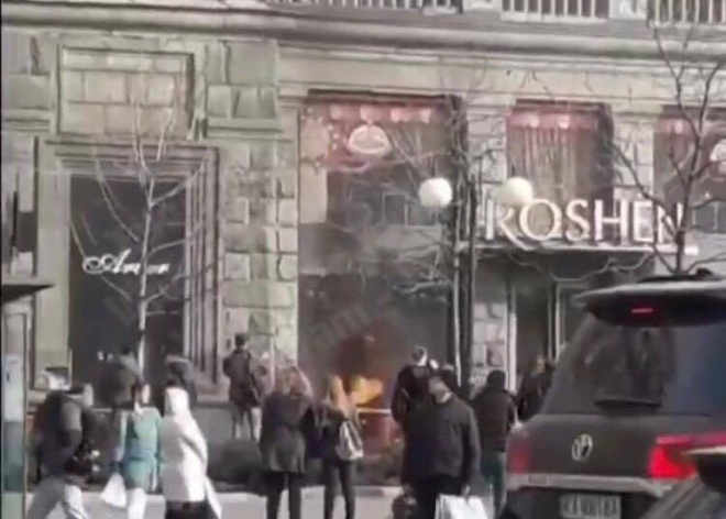 В поліції розповіли ким є затриманий за підпал магазину Рошен на Хрещатику - фото