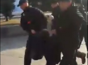 В Києві поліція скрутила активіста, який роздавав листівки проти Зеленського - фото