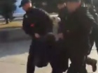 В Києві поліція скрутила активіста, який роздавав листівки проти Зеленського
