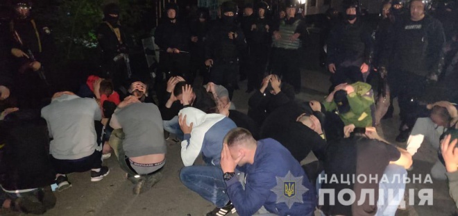 У Вінниці поліція штурмувала завод, захоплений рейдерами - фото
