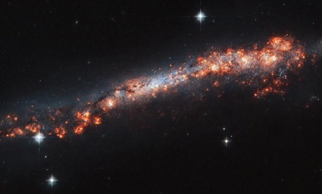 Хаббл показав прекрасну далеку галактику, подібну нашій - фото