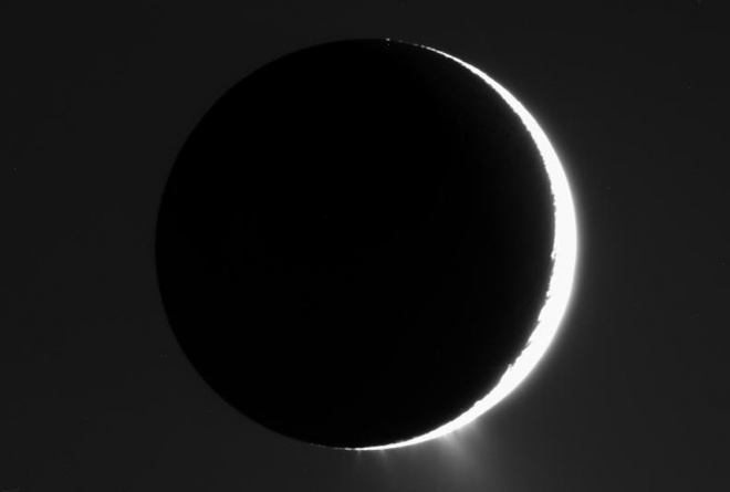 На Енцеладі знайдено нові органічні з’єднання - фото
