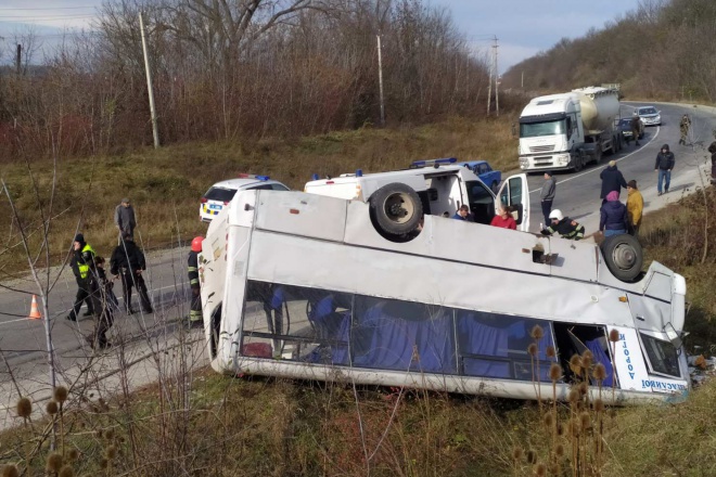 На Хмельниччині перекинувся рейсовий автобус, постраждало 8 осіб - фото