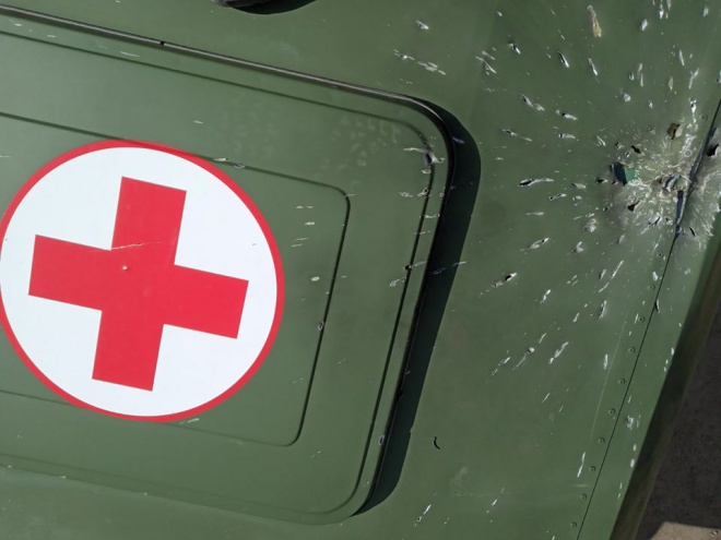 Окупанти скинули гранати на авто з Червоним хрестом - фото