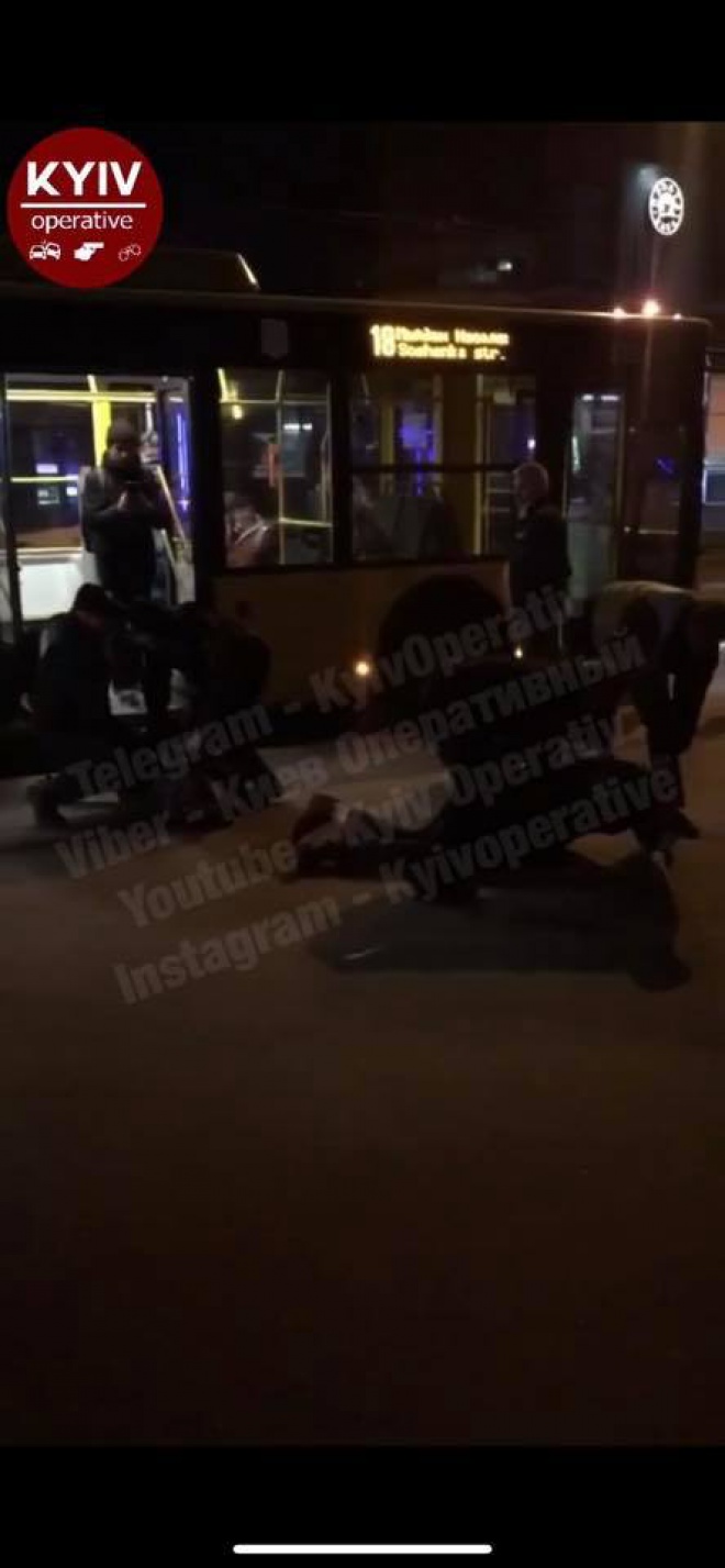 В Києві поліція поклала на асфальт зайвих пасажирів тролейбусу - фото