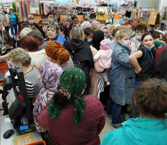 В російському місті покупці ледь не побилися на розпродажі каструль - фото