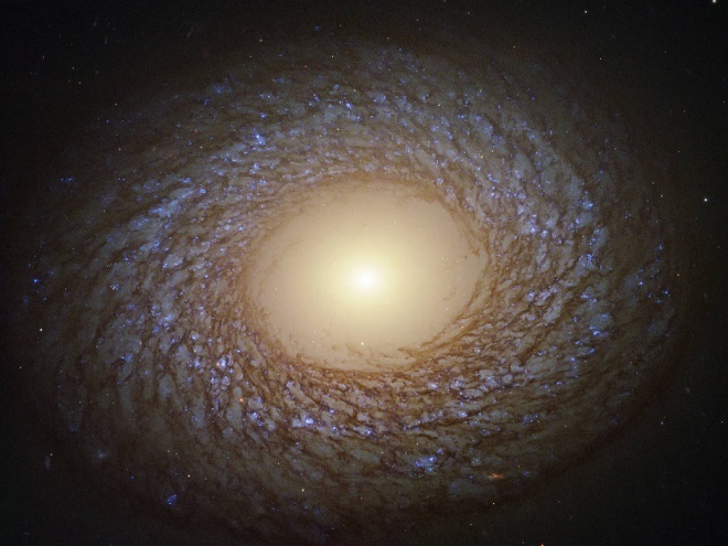 Хаббл показав «пернату» спіральну галактику - фото