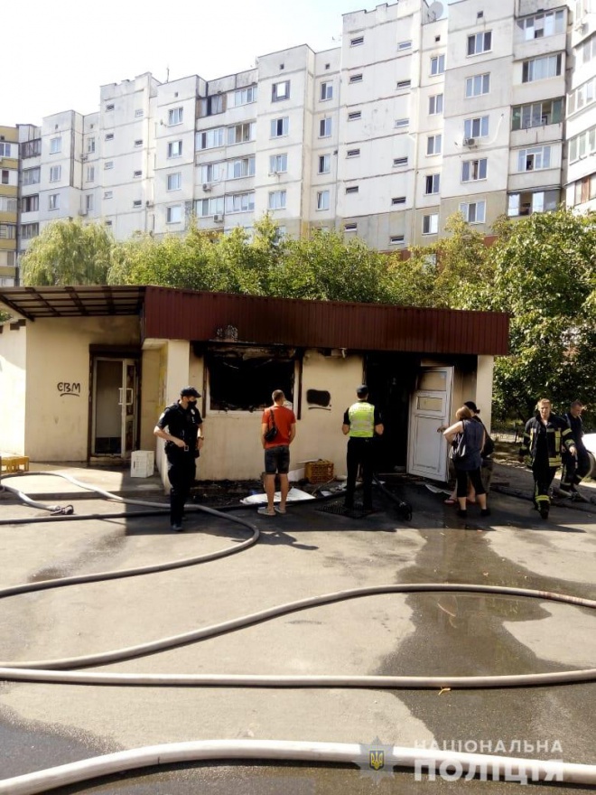 На Троєщині чоловік підпалив магазин зі своєю жінкою та вистрибнув з багатоповерхівки - фото