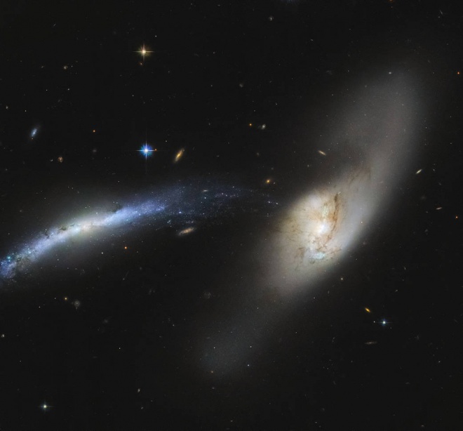 Хаббл показав галактичний водоспад - фото