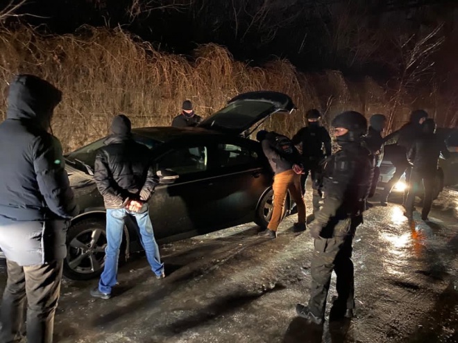 Київські поліцейські вимагали гроші за зберігання бурштину - фото