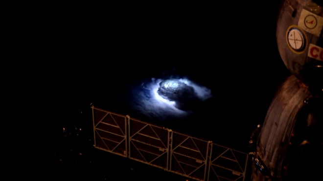 Генезис синьої блискавки в стратосферу, виявлений з МКС - фото