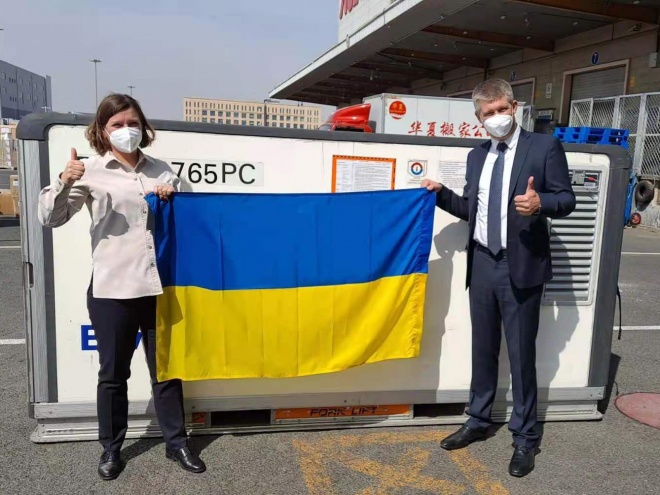 До України прямує перша партії вакцини CoronaVac - фото