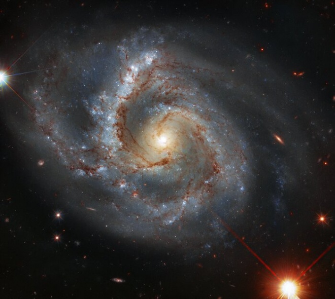 Хаббл показав галактику з “важким” рукавом - фото
