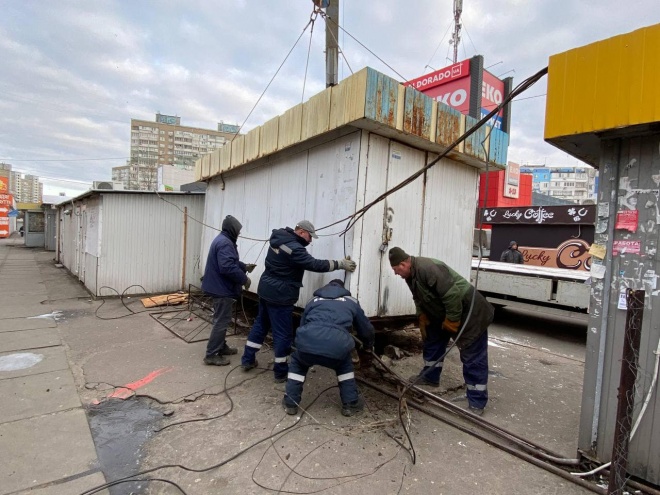На Троєщині комунальники демонтують МАФи - фото
