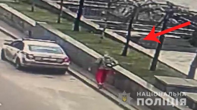 Невдалий пранк: хлопець заїхав тарілкою з вершками в обличчя копа в центрі Києва (відео) - фото