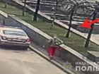 Невдалий пранк: хлопець заїхав тарілкою з вершками в обличчя копа в центрі Києва (відео)