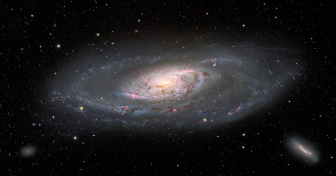 Отримано нове вражаюче зображення величної галактики Мессьє 106 - фото