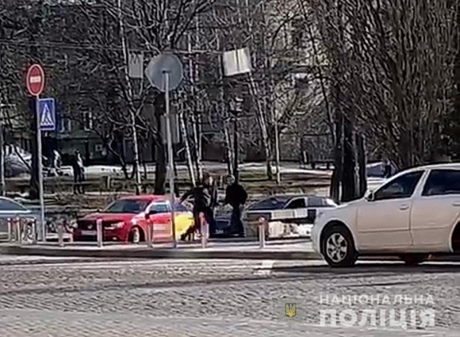 Водій вдарив ножем іншого водія, з яким не поділив дорогу в центрі Києва - фото