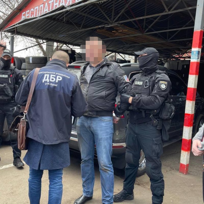 На Троєщині затримали зам начальника райвідділу поліції за кришування ресторанів - фото