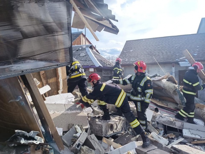 В Києві вибух в гаражі зруйнував частину приватного будинку, рятівники розбирають завали (фото) - фото