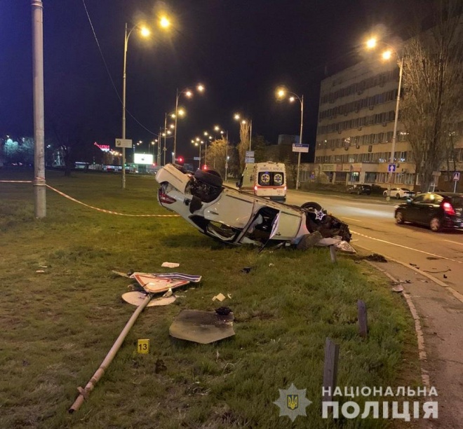 В Києві водій скоїв смертельне ДТП та втік, залишивши автіку з постраждалими - фото