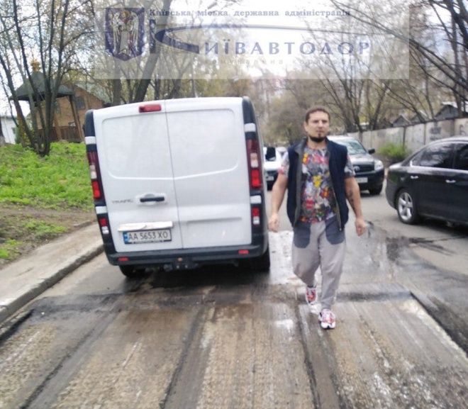 В Києві водій стріляв у комунальників, які ремонтували дорогу - фото