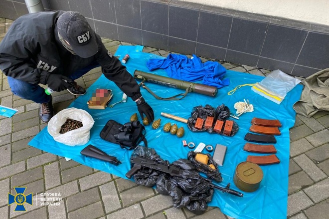 В центрі Києва виявлено схрон зі зброєю та боєприпасами - фото